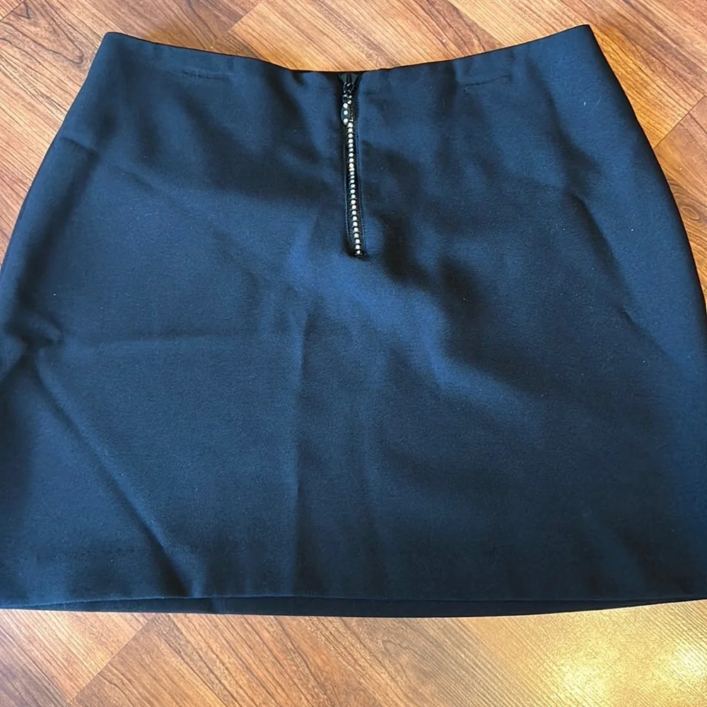 Black skirt with blinged zipper - Picture 3 of 8